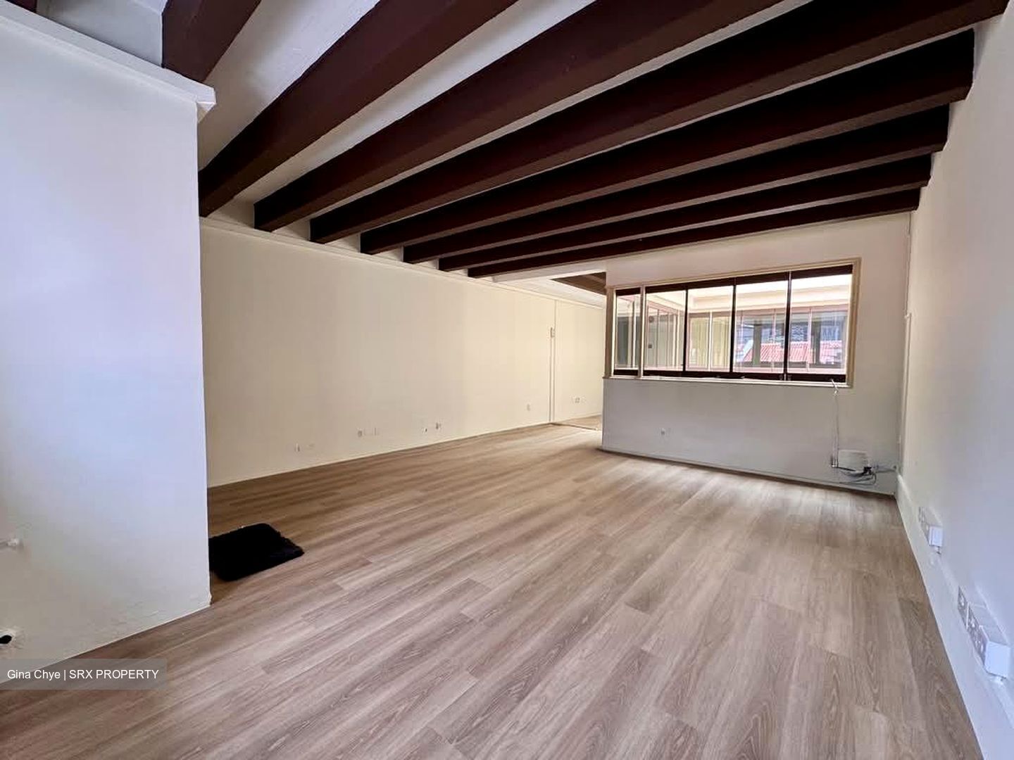 T-junction (D1), Office #566780101